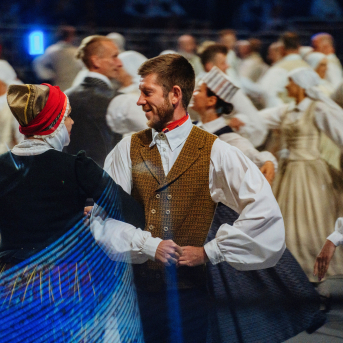 Latviešu skatuviskās dejas lielkoncerts "Balts" - Baltas ietrīsas mūsu sirdis no visa tā skaistuma, kas piedzīvots. Mums kopā, svinot latvietību, izdevies radīt neaizmirstamus Svētkus. Jo svētki esam mēs paši un cilvēki mums apkārt. Foto: Ilmārs Znotiņš, Jānis Pipars un Jānis Romanovskis (Latvijas Nacionālā kultūras centra arhīvs) un LETA fotogrāfi