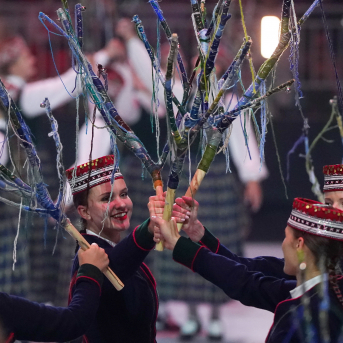 Latviešu skatuviskās dejas lielkoncerts "Balts" - Baltas ietrīsas mūsu sirdis no visa tā skaistuma, kas piedzīvots. Mums kopā, svinot latvietību, izdevies radīt neaizmirstamus Svētkus. Jo svētki esam mēs paši un cilvēki mums apkārt. Foto: Ilmārs Znotiņš, Jānis Pipars un Jānis Romanovskis (Latvijas Nacionālā kultūras centra arhīvs) un LETA fotogrāfi