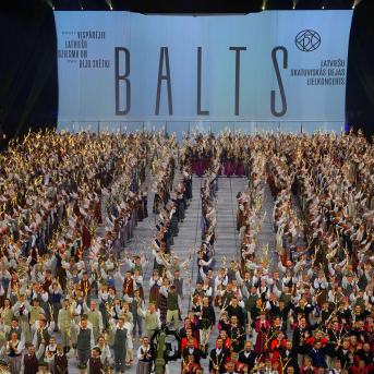 Latviešu skatuviskās dejas lielkoncerts "Balts" - Baltas ietrīsas mūsu sirdis no visa tā skaistuma, kas piedzīvots. Mums kopā, svinot latvietību, izdevies radīt neaizmirstamus Svētkus. Jo svētki esam mēs paši un cilvēki mums apkārt. Foto: Ilmārs Znotiņš, Jānis Pipars un Jānis Romanovskis (Latvijas Nacionālā kultūras centra arhīvs) un LETA fotogrāfi