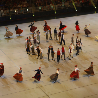 Latviešu skatuviskās dejas lielkoncerts "Balts" - Baltas ietrīsas mūsu sirdis no visa tā skaistuma, kas piedzīvots. Mums kopā, svinot latvietību, izdevies radīt neaizmirstamus Svētkus. Jo svētki esam mēs paši un cilvēki mums apkārt. Foto: Ilmārs Znotiņš, Jānis Pipars un Jānis Romanovskis (Latvijas Nacionālā kultūras centra arhīvs) un LETA fotogrāfi