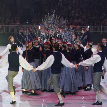 Latviešu skatuviskās dejas lielkoncerts "Balts" - Baltas ietrīsas mūsu sirdis no visa tā skaistuma, kas piedzīvots. Mums kopā, svinot latvietību, izdevies radīt neaizmirstamus Svētkus. Jo svētki esam mēs paši un cilvēki mums apkārt. Foto: Ilmārs Znotiņš, Jānis Pipars un Jānis Romanovskis (Latvijas Nacionālā kultūras centra arhīvs) un LETA fotogrāfi