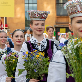 SVĒTKU DALĪBNIEKU GĀJIENS “NOVADU DIŽOŠANĀS” - Baltas ietrīsas mūsu sirdis no visa tā skaistuma, kas piedzīvots.
Mums kopā, svinot latvietību, izdevies radīt neaizmirstamus Svētkus. Jo svētki esam mēs paši un cilvēki mums apkārt.

Foto: 
Kārlis Miksons - Latvijas Televīzija  un Kristaps Neiberts
