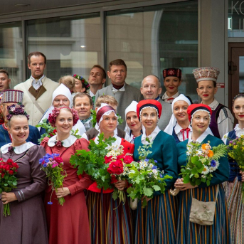 SVĒTKU DALĪBNIEKU GĀJIENS “NOVADU DIŽOŠANĀS” - Baltas ietrīsas mūsu sirdis no visa tā skaistuma, kas piedzīvots.
Mums kopā, svinot latvietību, izdevies radīt neaizmirstamus Svētkus. Jo svētki esam mēs paši un cilvēki mums apkārt.

Foto: 
Kārlis Miksons - Latvijas Televīzija  un Kristaps Neiberts
