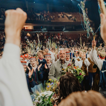 Latviešu skatuviskās dejas lielkoncerts "Balts" - Baltas ietrīsas mūsu sirdis no visa tā skaistuma, kas piedzīvots. Mums kopā, svinot latvietību, izdevies radīt neaizmirstamus Svētkus. Jo svētki esam mēs paši un cilvēki mums apkārt. Foto: Ilmārs Znotiņš, Jānis Pipars un Jānis Romanovskis (Latvijas Nacionālā kultūras centra arhīvs) un LETA fotogrāfi