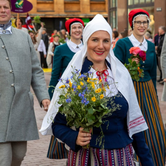 SVĒTKU DALĪBNIEKU GĀJIENS “NOVADU DIŽOŠANĀS” - Baltas ietrīsas mūsu sirdis no visa tā skaistuma, kas piedzīvots.
Mums kopā, svinot latvietību, izdevies radīt neaizmirstamus Svētkus. Jo svētki esam mēs paši un cilvēki mums apkārt.

Foto: 
Kārlis Miksons - Latvijas Televīzija  un Kristaps Neiberts
