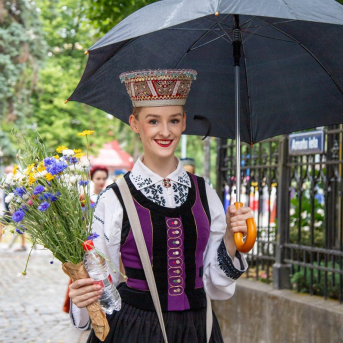 SVĒTKU DALĪBNIEKU GĀJIENS “NOVADU DIŽOŠANĀS” - Baltas ietrīsas mūsu sirdis no visa tā skaistuma, kas piedzīvots.
Mums kopā, svinot latvietību, izdevies radīt neaizmirstamus Svētkus. Jo svētki esam mēs paši un cilvēki mums apkārt.

Foto: 
Kārlis Miksons - Latvijas Televīzija  un Kristaps Neiberts

