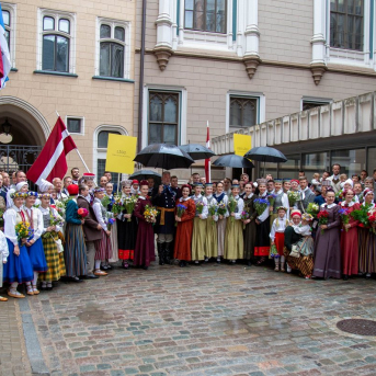 SVĒTKU DALĪBNIEKU GĀJIENS “NOVADU DIŽOŠANĀS” - Baltas ietrīsas mūsu sirdis no visa tā skaistuma, kas piedzīvots.
Mums kopā, svinot latvietību, izdevies radīt neaizmirstamus Svētkus. Jo svētki esam mēs paši un cilvēki mums apkārt.

Foto: 
Kārlis Miksons - Latvijas Televīzija  un Kristaps Neiberts
