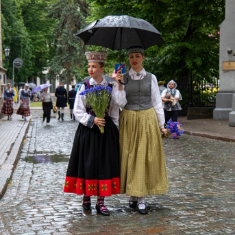 SVĒTKU DALĪBNIEKU GĀJIENS “NOVADU DIŽOŠANĀS” - Baltas ietrīsas mūsu sirdis no visa tā skaistuma, kas piedzīvots.
Mums kopā, svinot latvietību, izdevies radīt neaizmirstamus Svētkus. Jo svētki esam mēs paši un cilvēki mums apkārt.

Foto: 
Kārlis Miksons - Latvijas Televīzija  un Kristaps Neiberts
