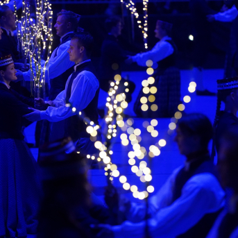 Latviešu skatuviskās dejas lielkoncerts "Balts" - Baltas ietrīsas mūsu sirdis no visa tā skaistuma, kas piedzīvots. Mums kopā, svinot latvietību, izdevies radīt neaizmirstamus Svētkus. Jo svētki esam mēs paši un cilvēki mums apkārt. Foto: Ilmārs Znotiņš, Jānis Pipars un Jānis Romanovskis (Latvijas Nacionālā kultūras centra arhīvs) un LETA fotogrāfi