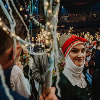 Latviešu skatuviskās dejas lielkoncerts "Balts" - Baltas ietrīsas mūsu sirdis no visa tā skaistuma, kas piedzīvots. Mums kopā, svinot latvietību, izdevies radīt neaizmirstamus Svētkus. Jo svētki esam mēs paši un cilvēki mums apkārt. Foto: Ilmārs Znotiņš, Jānis Pipars un Jānis Romanovskis (Latvijas Nacionālā kultūras centra arhīvs) un LETA fotogrāfi