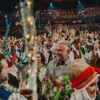 Latviešu skatuviskās dejas lielkoncerts "Balts" - Baltas ietrīsas mūsu sirdis no visa tā skaistuma, kas piedzīvots. Mums kopā, svinot latvietību, izdevies radīt neaizmirstamus Svētkus. Jo svētki esam mēs paši un cilvēki mums apkārt. Foto: Ilmārs Znotiņš, Jānis Pipars un Jānis Romanovskis (Latvijas Nacionālā kultūras centra arhīvs) un LETA fotogrāfi