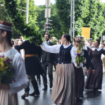 SVĒTKU DALĪBNIEKU GĀJIENS “NOVADU DIŽOŠANĀS” - Baltas ietrīsas mūsu sirdis no visa tā skaistuma, kas piedzīvots.
Mums kopā, svinot latvietību, izdevies radīt neaizmirstamus Svētkus. Jo svētki esam mēs paši un cilvēki mums apkārt.

Foto: 
Kārlis Miksons - Latvijas Televīzija  un Kristaps Neiberts
