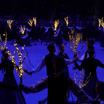 Latviešu skatuviskās dejas lielkoncerts "Balts" - Baltas ietrīsas mūsu sirdis no visa tā skaistuma, kas piedzīvots. Mums kopā, svinot latvietību, izdevies radīt neaizmirstamus Svētkus. Jo svētki esam mēs paši un cilvēki mums apkārt. Foto: Ilmārs Znotiņš, Jānis Pipars un Jānis Romanovskis (Latvijas Nacionālā kultūras centra arhīvs) un LETA fotogrāfi