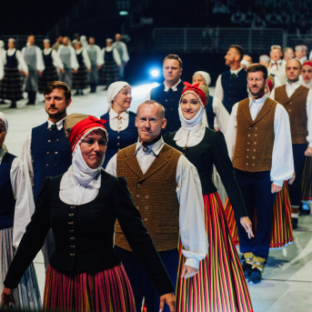 Latviešu skatuviskās dejas lielkoncerts "Balts" - Baltas ietrīsas mūsu sirdis no visa tā skaistuma, kas piedzīvots. Mums kopā, svinot latvietību, izdevies radīt neaizmirstamus Svētkus. Jo svētki esam mēs paši un cilvēki mums apkārt. Foto: Ilmārs Znotiņš, Jānis Pipars un Jānis Romanovskis (Latvijas Nacionālā kultūras centra arhīvs) un LETA fotogrāfi