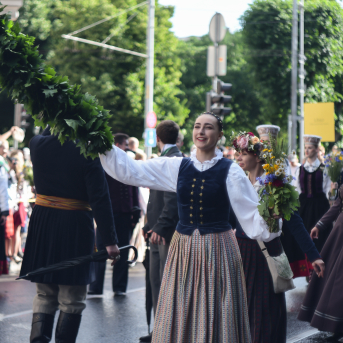 SVĒTKU DALĪBNIEKU GĀJIENS “NOVADU DIŽOŠANĀS” - Baltas ietrīsas mūsu sirdis no visa tā skaistuma, kas piedzīvots.
Mums kopā, svinot latvietību, izdevies radīt neaizmirstamus Svētkus. Jo svētki esam mēs paši un cilvēki mums apkārt.

Foto: 
Kārlis Miksons - Latvijas Televīzija  un Kristaps Neiberts
