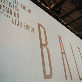 Latviešu skatuviskās dejas lielkoncerts "Balts" - Baltas ietrīsas mūsu sirdis no visa tā skaistuma, kas piedzīvots. Mums kopā, svinot latvietību, izdevies radīt neaizmirstamus Svētkus. Jo svētki esam mēs paši un cilvēki mums apkārt. Foto: Ilmārs Znotiņš, Jānis Pipars un Jānis Romanovskis (Latvijas Nacionālā kultūras centra arhīvs) un LETA fotogrāfi