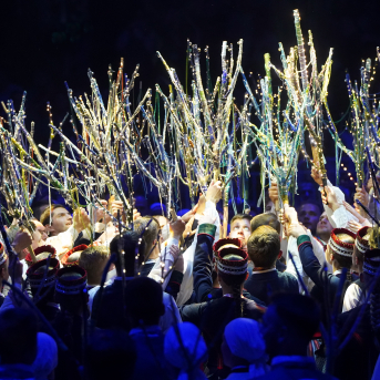 Latviešu skatuviskās dejas lielkoncerts "Balts" - Baltas ietrīsas mūsu sirdis no visa tā skaistuma, kas piedzīvots. Mums kopā, svinot latvietību, izdevies radīt neaizmirstamus Svētkus. Jo svētki esam mēs paši un cilvēki mums apkārt. Foto: Ilmārs Znotiņš, Jānis Pipars un Jānis Romanovskis (Latvijas Nacionālā kultūras centra arhīvs) un LETA fotogrāfi