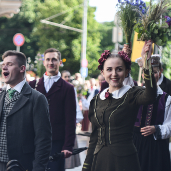 SVĒTKU DALĪBNIEKU GĀJIENS “NOVADU DIŽOŠANĀS” - Baltas ietrīsas mūsu sirdis no visa tā skaistuma, kas piedzīvots.
Mums kopā, svinot latvietību, izdevies radīt neaizmirstamus Svētkus. Jo svētki esam mēs paši un cilvēki mums apkārt.

Foto: 
Kārlis Miksons - Latvijas Televīzija  un Kristaps Neiberts
