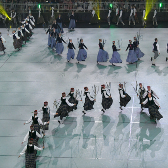 Latviešu skatuviskās dejas lielkoncerts "Balts" - Baltas ietrīsas mūsu sirdis no visa tā skaistuma, kas piedzīvots. Mums kopā, svinot latvietību, izdevies radīt neaizmirstamus Svētkus. Jo svētki esam mēs paši un cilvēki mums apkārt. Foto: Ilmārs Znotiņš, Jānis Pipars un Jānis Romanovskis (Latvijas Nacionālā kultūras centra arhīvs) un LETA fotogrāfi