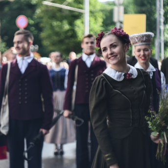 SVĒTKU DALĪBNIEKU GĀJIENS “NOVADU DIŽOŠANĀS” - Baltas ietrīsas mūsu sirdis no visa tā skaistuma, kas piedzīvots.
Mums kopā, svinot latvietību, izdevies radīt neaizmirstamus Svētkus. Jo svētki esam mēs paši un cilvēki mums apkārt.

Foto: 
Kārlis Miksons - Latvijas Televīzija  un Kristaps Neiberts
