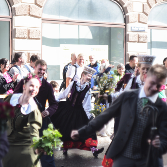 SVĒTKU DALĪBNIEKU GĀJIENS “NOVADU DIŽOŠANĀS” - Baltas ietrīsas mūsu sirdis no visa tā skaistuma, kas piedzīvots.
Mums kopā, svinot latvietību, izdevies radīt neaizmirstamus Svētkus. Jo svētki esam mēs paši un cilvēki mums apkārt.

Foto: 
Kārlis Miksons - Latvijas Televīzija  un Kristaps Neiberts
