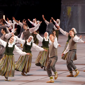 Latviešu skatuviskās dejas lielkoncerts "Balts" - Baltas ietrīsas mūsu sirdis no visa tā skaistuma, kas piedzīvots. Mums kopā, svinot latvietību, izdevies radīt neaizmirstamus Svētkus. Jo svētki esam mēs paši un cilvēki mums apkārt. Foto: Ilmārs Znotiņš, Jānis Pipars un Jānis Romanovskis (Latvijas Nacionālā kultūras centra arhīvs) un LETA fotogrāfi