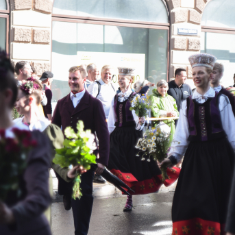 SVĒTKU DALĪBNIEKU GĀJIENS “NOVADU DIŽOŠANĀS” - Baltas ietrīsas mūsu sirdis no visa tā skaistuma, kas piedzīvots.
Mums kopā, svinot latvietību, izdevies radīt neaizmirstamus Svētkus. Jo svētki esam mēs paši un cilvēki mums apkārt.

Foto: 
Kārlis Miksons - Latvijas Televīzija  un Kristaps Neiberts
