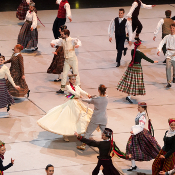 Latviešu skatuviskās dejas lielkoncerts "Balts" - Baltas ietrīsas mūsu sirdis no visa tā skaistuma, kas piedzīvots. Mums kopā, svinot latvietību, izdevies radīt neaizmirstamus Svētkus. Jo svētki esam mēs paši un cilvēki mums apkārt. Foto: Ilmārs Znotiņš, Jānis Pipars un Jānis Romanovskis (Latvijas Nacionālā kultūras centra arhīvs) un LETA fotogrāfi