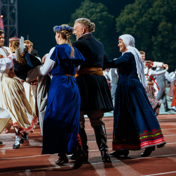 Deju lieluzvedums "Mūžīgais dzinējs" - Baltas ietrīsas mūsu sirdis no visa tā skaistuma, kas piedzīvots. Mums kopā, svinot latvietību, izdevies radīt neaizmirstamus Svētkus. Jo svētki esam mēs paši un cilvēki mums apkārt. Foto: Artūrs Vanags un Ilmārs Znotiņš, Jānis Pipars un Jānis Romanovskis (Latvijas Nacionālā kultūras centra arhīvs)