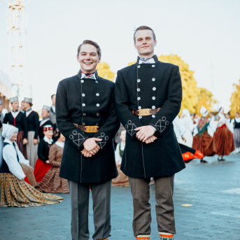 Deju lieluzvedums "Mūžīgais dzinējs" - Baltas ietrīsas mūsu sirdis no visa tā skaistuma, kas piedzīvots. Mums kopā, svinot latvietību, izdevies radīt neaizmirstamus Svētkus. Jo svētki esam mēs paši un cilvēki mums apkārt. Foto: Artūrs Vanags un Ilmārs Znotiņš, Jānis Pipars un Jānis Romanovskis (Latvijas Nacionālā kultūras centra arhīvs)