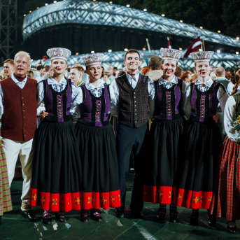 Deju lieluzvedums "Mūžīgais dzinējs" - Baltas ietrīsas mūsu sirdis no visa tā skaistuma, kas piedzīvots. Mums kopā, svinot latvietību, izdevies radīt neaizmirstamus Svētkus. Jo svētki esam mēs paši un cilvēki mums apkārt. Foto: Artūrs Vanags un Ilmārs Znotiņš, Jānis Pipars un Jānis Romanovskis (Latvijas Nacionālā kultūras centra arhīvs)