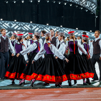 Deju lieluzvedums "Mūžīgais dzinējs" - Baltas ietrīsas mūsu sirdis no visa tā skaistuma, kas piedzīvots. Mums kopā, svinot latvietību, izdevies radīt neaizmirstamus Svētkus. Jo svētki esam mēs paši un cilvēki mums apkārt. Foto: Artūrs Vanags un Ilmārs Znotiņš, Jānis Pipars un Jānis Romanovskis (Latvijas Nacionālā kultūras centra arhīvs)