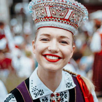 Deju lieluzvedums "Mūžīgais dzinējs" - Baltas ietrīsas mūsu sirdis no visa tā skaistuma, kas piedzīvots. Mums kopā, svinot latvietību, izdevies radīt neaizmirstamus Svētkus. Jo svētki esam mēs paši un cilvēki mums apkārt. Foto: Artūrs Vanags un Ilmārs Znotiņš, Jānis Pipars un Jānis Romanovskis (Latvijas Nacionālā kultūras centra arhīvs)