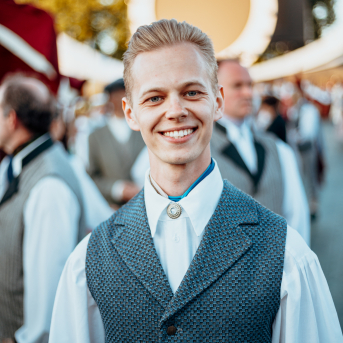 Deju lieluzvedums "Mūžīgais dzinējs" - Baltas ietrīsas mūsu sirdis no visa tā skaistuma, kas piedzīvots. Mums kopā, svinot latvietību, izdevies radīt neaizmirstamus Svētkus. Jo svētki esam mēs paši un cilvēki mums apkārt. Foto: Artūrs Vanags un Ilmārs Znotiņš, Jānis Pipars un Jānis Romanovskis (Latvijas Nacionālā kultūras centra arhīvs)