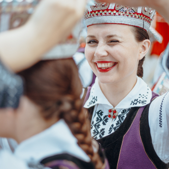 Deju lieluzvedums "Mūžīgais dzinējs" - Baltas ietrīsas mūsu sirdis no visa tā skaistuma, kas piedzīvots. Mums kopā, svinot latvietību, izdevies radīt neaizmirstamus Svētkus. Jo svētki esam mēs paši un cilvēki mums apkārt. Foto: Artūrs Vanags un Ilmārs Znotiņš, Jānis Pipars un Jānis Romanovskis (Latvijas Nacionālā kultūras centra arhīvs)