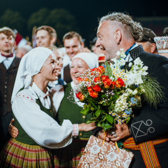 Deju lieluzvedums "Mūžīgais dzinējs" - Baltas ietrīsas mūsu sirdis no visa tā skaistuma, kas piedzīvots. Mums kopā, svinot latvietību, izdevies radīt neaizmirstamus Svētkus. Jo svētki esam mēs paši un cilvēki mums apkārt. Foto: Artūrs Vanags un Ilmārs Znotiņš, Jānis Pipars un Jānis Romanovskis (Latvijas Nacionālā kultūras centra arhīvs)