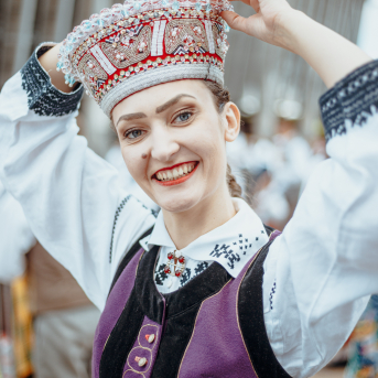 Deju lieluzvedums "Mūžīgais dzinējs" - Baltas ietrīsas mūsu sirdis no visa tā skaistuma, kas piedzīvots. Mums kopā, svinot latvietību, izdevies radīt neaizmirstamus Svētkus. Jo svētki esam mēs paši un cilvēki mums apkārt. Foto: Artūrs Vanags un Ilmārs Znotiņš, Jānis Pipars un Jānis Romanovskis (Latvijas Nacionālā kultūras centra arhīvs)