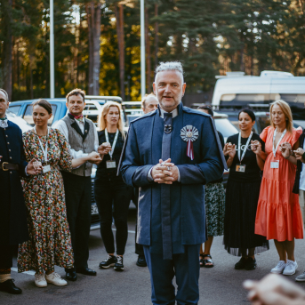 Noslēguma koncerts "Kopā Augšup" - Baltas ietrīsas mūsu sirdis no visa tā skaistuma, kas piedzīvots. Mums kopā, svinot latvietību, izdevies radīt neaizmirstamus Svētkus. Jo svētki esam mēs paši un cilvēki mums apkārt. Foto: Artūrs Vanags 