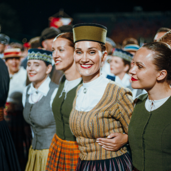 Deju lieluzvedums "Mūžīgais dzinējs" - Baltas ietrīsas mūsu sirdis no visa tā skaistuma, kas piedzīvots. Mums kopā, svinot latvietību, izdevies radīt neaizmirstamus Svētkus. Jo svētki esam mēs paši un cilvēki mums apkārt. Foto: Artūrs Vanags un Ilmārs Znotiņš, Jānis Pipars un Jānis Romanovskis (Latvijas Nacionālā kultūras centra arhīvs)