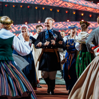 Deju lieluzvedums "Mūžīgais dzinējs" - Baltas ietrīsas mūsu sirdis no visa tā skaistuma, kas piedzīvots. Mums kopā, svinot latvietību, izdevies radīt neaizmirstamus Svētkus. Jo svētki esam mēs paši un cilvēki mums apkārt. Foto: Artūrs Vanags un Ilmārs Znotiņš, Jānis Pipars un Jānis Romanovskis (Latvijas Nacionālā kultūras centra arhīvs)