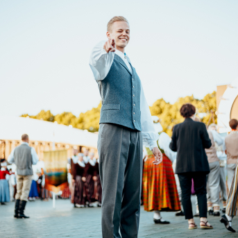 Deju lieluzvedums "Mūžīgais dzinējs" - Baltas ietrīsas mūsu sirdis no visa tā skaistuma, kas piedzīvots. Mums kopā, svinot latvietību, izdevies radīt neaizmirstamus Svētkus. Jo svētki esam mēs paši un cilvēki mums apkārt. Foto: Artūrs Vanags un Ilmārs Znotiņš, Jānis Pipars un Jānis Romanovskis (Latvijas Nacionālā kultūras centra arhīvs)