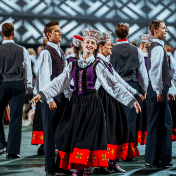 Deju lieluzvedums "Mūžīgais dzinējs" - Baltas ietrīsas mūsu sirdis no visa tā skaistuma, kas piedzīvots. Mums kopā, svinot latvietību, izdevies radīt neaizmirstamus Svētkus. Jo svētki esam mēs paši un cilvēki mums apkārt. Foto: Artūrs Vanags un Ilmārs Znotiņš, Jānis Pipars un Jānis Romanovskis (Latvijas Nacionālā kultūras centra arhīvs)