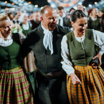 Deju lieluzvedums "Mūžīgais dzinējs" - Baltas ietrīsas mūsu sirdis no visa tā skaistuma, kas piedzīvots. Mums kopā, svinot latvietību, izdevies radīt neaizmirstamus Svētkus. Jo svētki esam mēs paši un cilvēki mums apkārt. Foto: Artūrs Vanags un Ilmārs Znotiņš, Jānis Pipars un Jānis Romanovskis (Latvijas Nacionālā kultūras centra arhīvs)