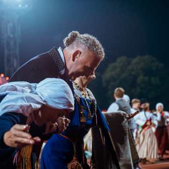 Deju lieluzvedums "Mūžīgais dzinējs" - Baltas ietrīsas mūsu sirdis no visa tā skaistuma, kas piedzīvots. Mums kopā, svinot latvietību, izdevies radīt neaizmirstamus Svētkus. Jo svētki esam mēs paši un cilvēki mums apkārt. Foto: Artūrs Vanags un Ilmārs Znotiņš, Jānis Pipars un Jānis Romanovskis (Latvijas Nacionālā kultūras centra arhīvs)