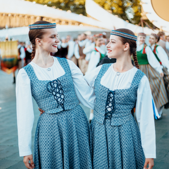 Deju lieluzvedums "Mūžīgais dzinējs" - Baltas ietrīsas mūsu sirdis no visa tā skaistuma, kas piedzīvots. Mums kopā, svinot latvietību, izdevies radīt neaizmirstamus Svētkus. Jo svētki esam mēs paši un cilvēki mums apkārt. Foto: Artūrs Vanags un Ilmārs Znotiņš, Jānis Pipars un Jānis Romanovskis (Latvijas Nacionālā kultūras centra arhīvs)