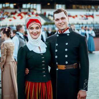 Deju lieluzvedums "Mūžīgais dzinējs" - Baltas ietrīsas mūsu sirdis no visa tā skaistuma, kas piedzīvots. Mums kopā, svinot latvietību, izdevies radīt neaizmirstamus Svētkus. Jo svētki esam mēs paši un cilvēki mums apkārt. Foto: Artūrs Vanags un Ilmārs Znotiņš, Jānis Pipars un Jānis Romanovskis (Latvijas Nacionālā kultūras centra arhīvs)