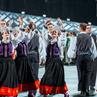 Deju lieluzvedums "Mūžīgais dzinējs" - Baltas ietrīsas mūsu sirdis no visa tā skaistuma, kas piedzīvots. Mums kopā, svinot latvietību, izdevies radīt neaizmirstamus Svētkus. Jo svētki esam mēs paši un cilvēki mums apkārt. Foto: Artūrs Vanags un Ilmārs Znotiņš, Jānis Pipars un Jānis Romanovskis (Latvijas Nacionālā kultūras centra arhīvs)