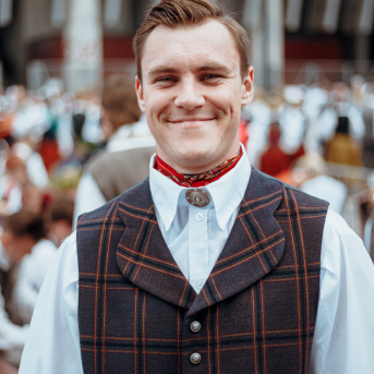 Deju lieluzvedums "Mūžīgais dzinējs" - Baltas ietrīsas mūsu sirdis no visa tā skaistuma, kas piedzīvots. Mums kopā, svinot latvietību, izdevies radīt neaizmirstamus Svētkus. Jo svētki esam mēs paši un cilvēki mums apkārt. Foto: Artūrs Vanags un Ilmārs Znotiņš, Jānis Pipars un Jānis Romanovskis (Latvijas Nacionālā kultūras centra arhīvs)