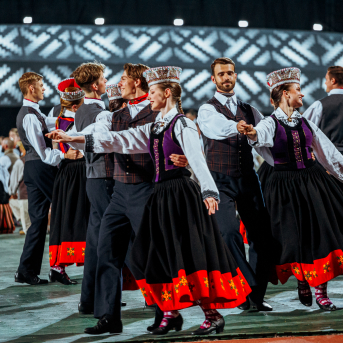 Deju lieluzvedums "Mūžīgais dzinējs" - Baltas ietrīsas mūsu sirdis no visa tā skaistuma, kas piedzīvots. Mums kopā, svinot latvietību, izdevies radīt neaizmirstamus Svētkus. Jo svētki esam mēs paši un cilvēki mums apkārt. Foto: Artūrs Vanags un Ilmārs Znotiņš, Jānis Pipars un Jānis Romanovskis (Latvijas Nacionālā kultūras centra arhīvs)