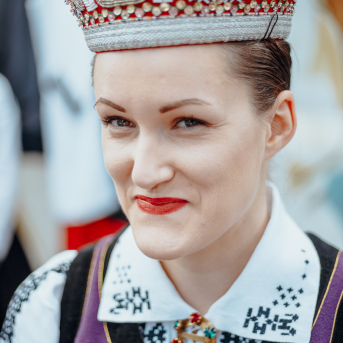 Deju lieluzvedums "Mūžīgais dzinējs" - Baltas ietrīsas mūsu sirdis no visa tā skaistuma, kas piedzīvots. Mums kopā, svinot latvietību, izdevies radīt neaizmirstamus Svētkus. Jo svētki esam mēs paši un cilvēki mums apkārt. Foto: Artūrs Vanags un Ilmārs Znotiņš, Jānis Pipars un Jānis Romanovskis (Latvijas Nacionālā kultūras centra arhīvs)